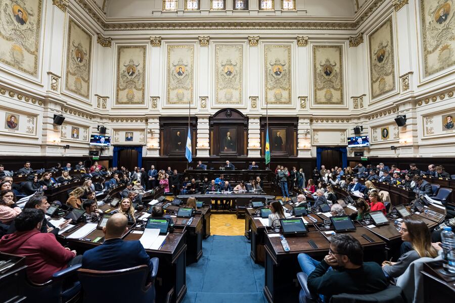 Diputados opositores piden aprobar la adhesión al RIGI nacional en la Legislatura provincial.