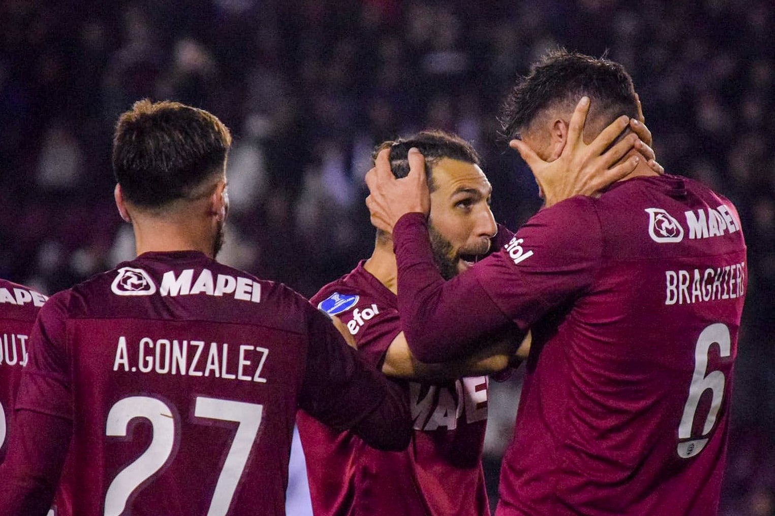 Cosa de Diegos. Valeri mandó el centro y Braghieri puso la cabeza para el gol del triunfo