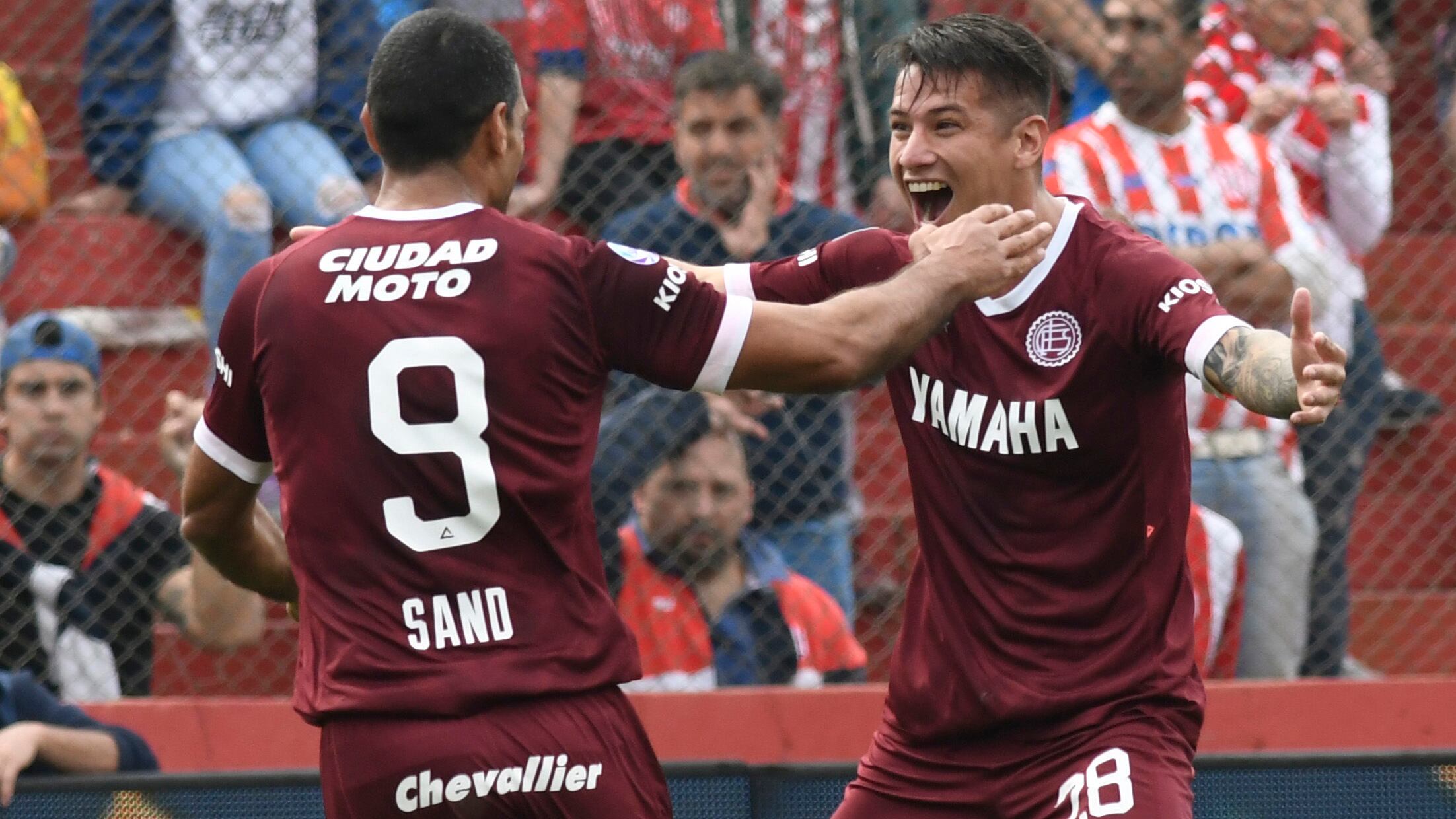 Sand celebra con Auzqui. Lanús se está acostumbrando a festejar.