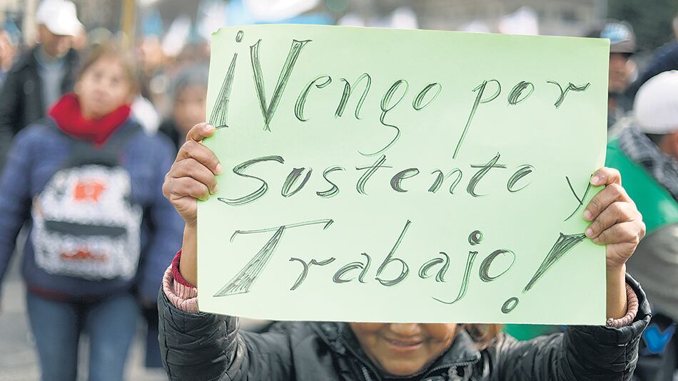 Creció un 11 por ciento la cantidad de personas que busca empleo desde hace más de un año.