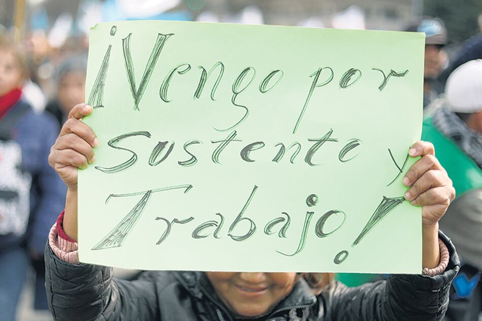Creció un 11 por ciento la cantidad de personas que busca empleo desde hace más de un año.