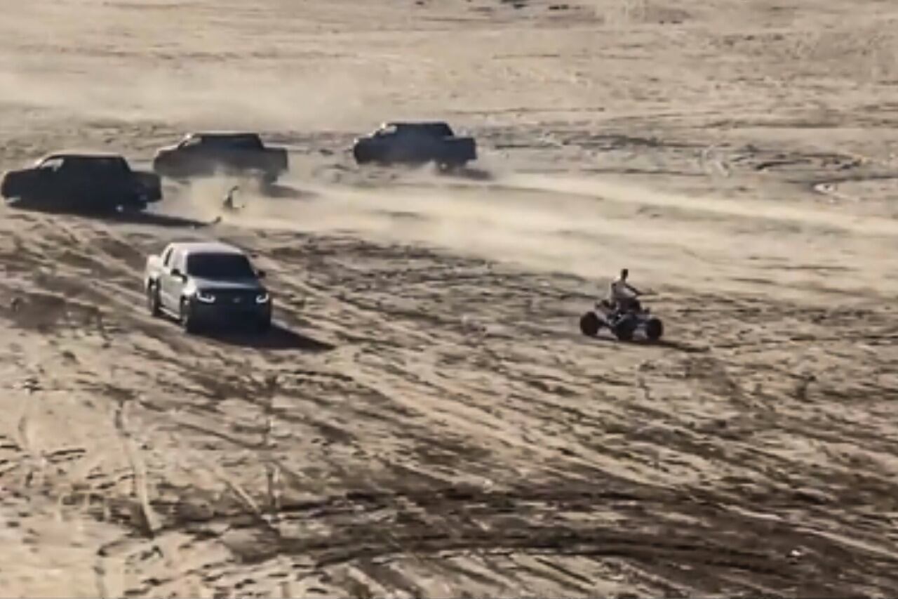 El momento del impacto en los médanos de Pinamar. 