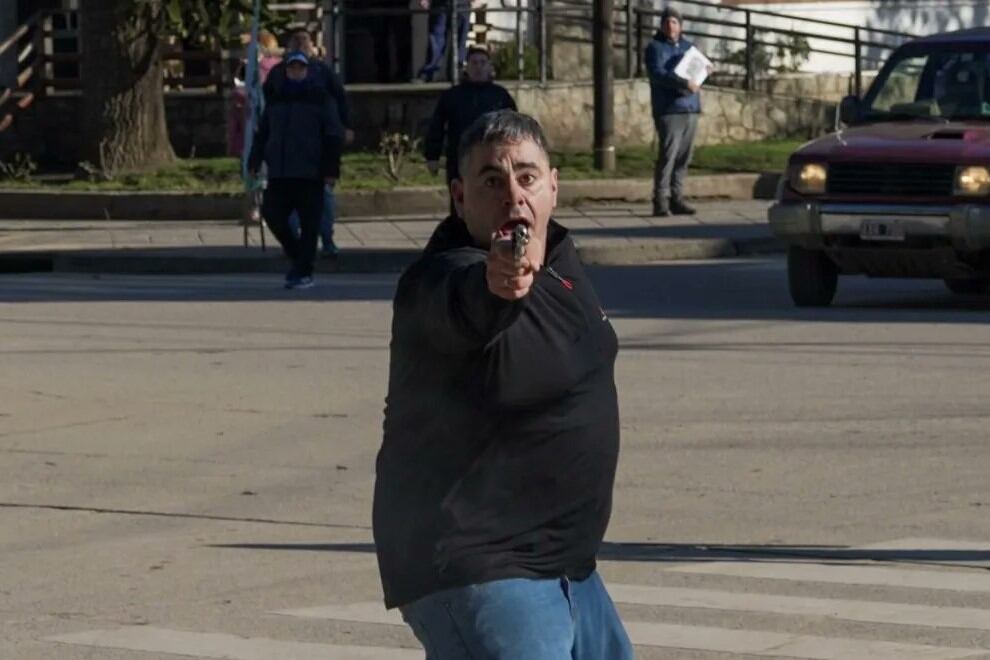 En San Martín de los Andes un hombre disparó contra vecinos, periodistas y empleados municipales. (Foto: Télam)