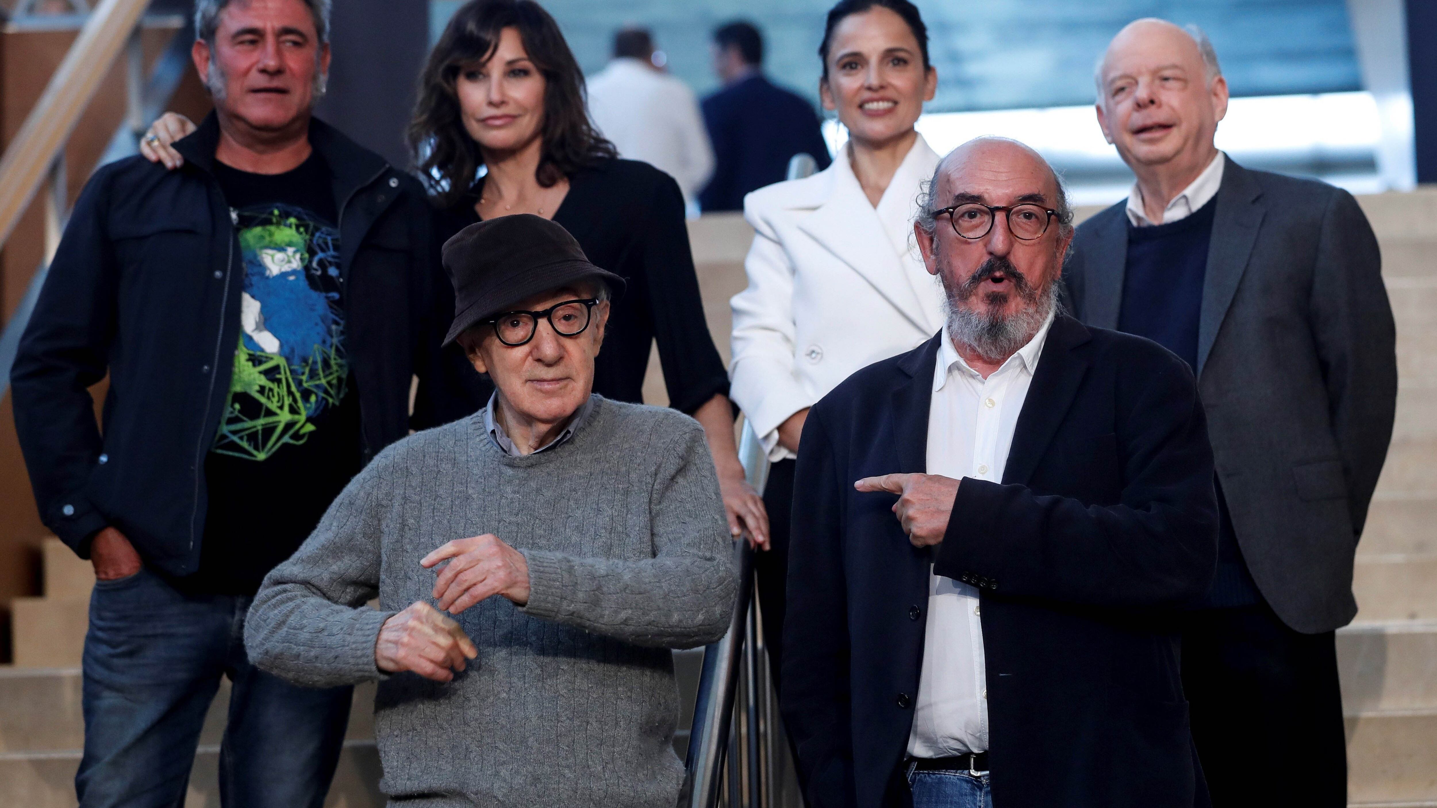 Woody Allen en San Sebastián junto al productor Jaume Roures y su elenco.