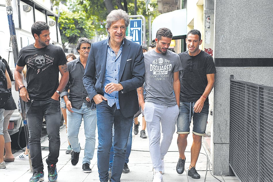 Sergio Marchi, escoltado por Sebastián Domínguez, Fernando Gago y Maximiliano Rodríguez.