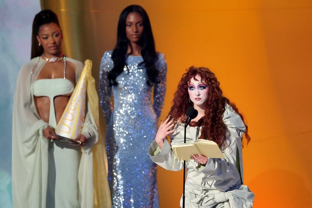 Por último, cerró con una pregunta: "Sellos discográficos, nosotros los apoyamos… ¿Pero ustedes nos apoyan?"  