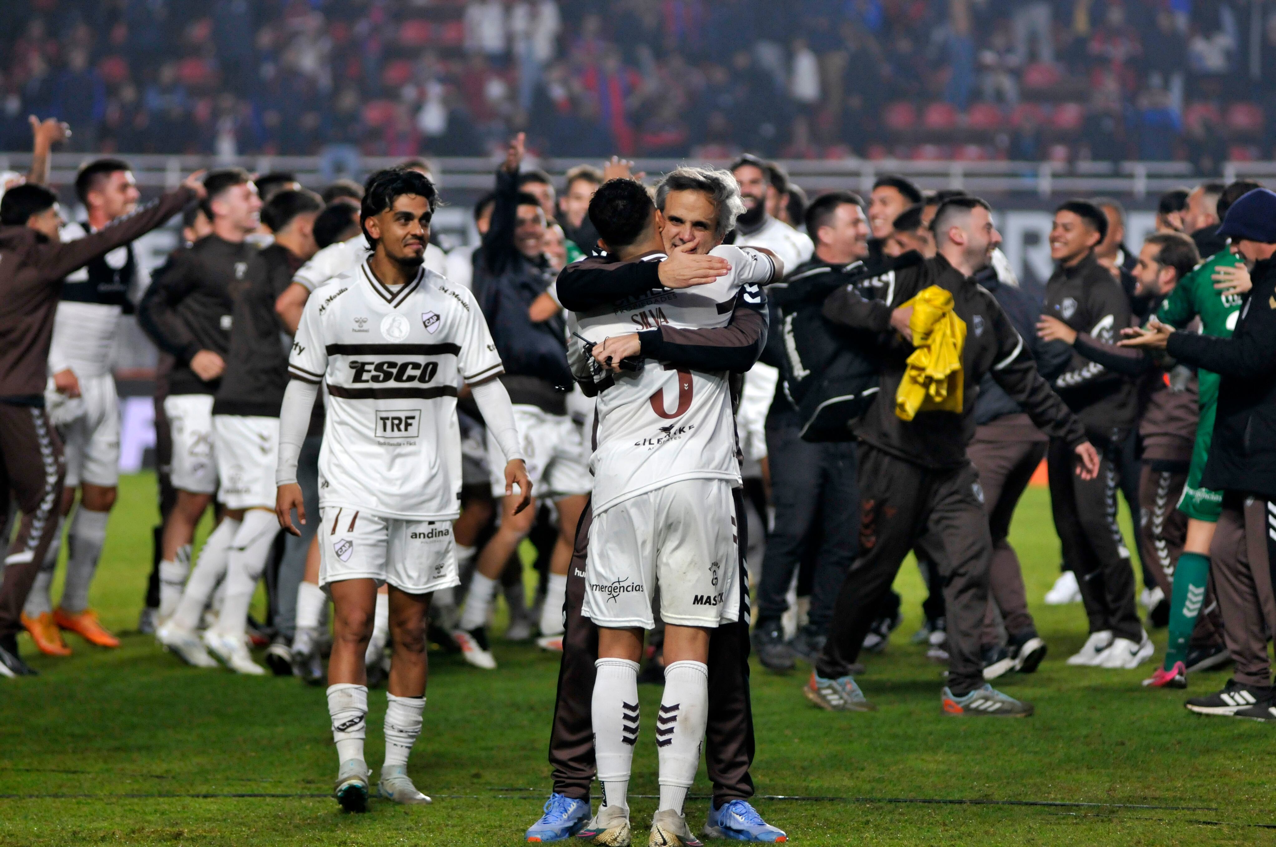 El plantel de Platense en pleno festejo luego del triunfo