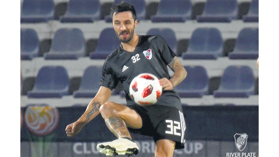 Scocco se entrena luego de una lesión.