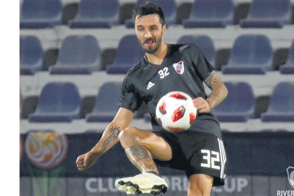 Scocco se entrena luego de una lesión.