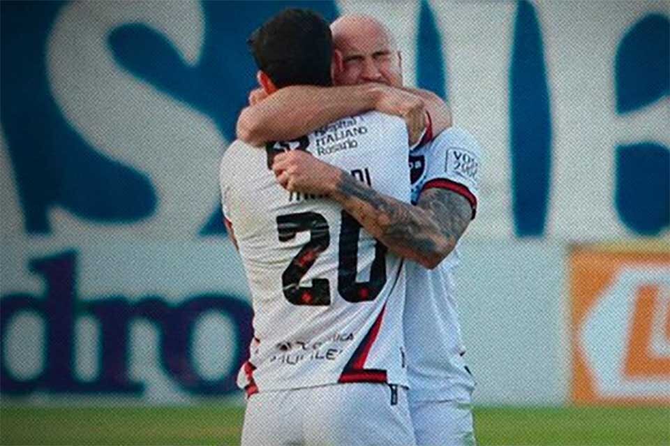 Maroni festeja con González en Newell's