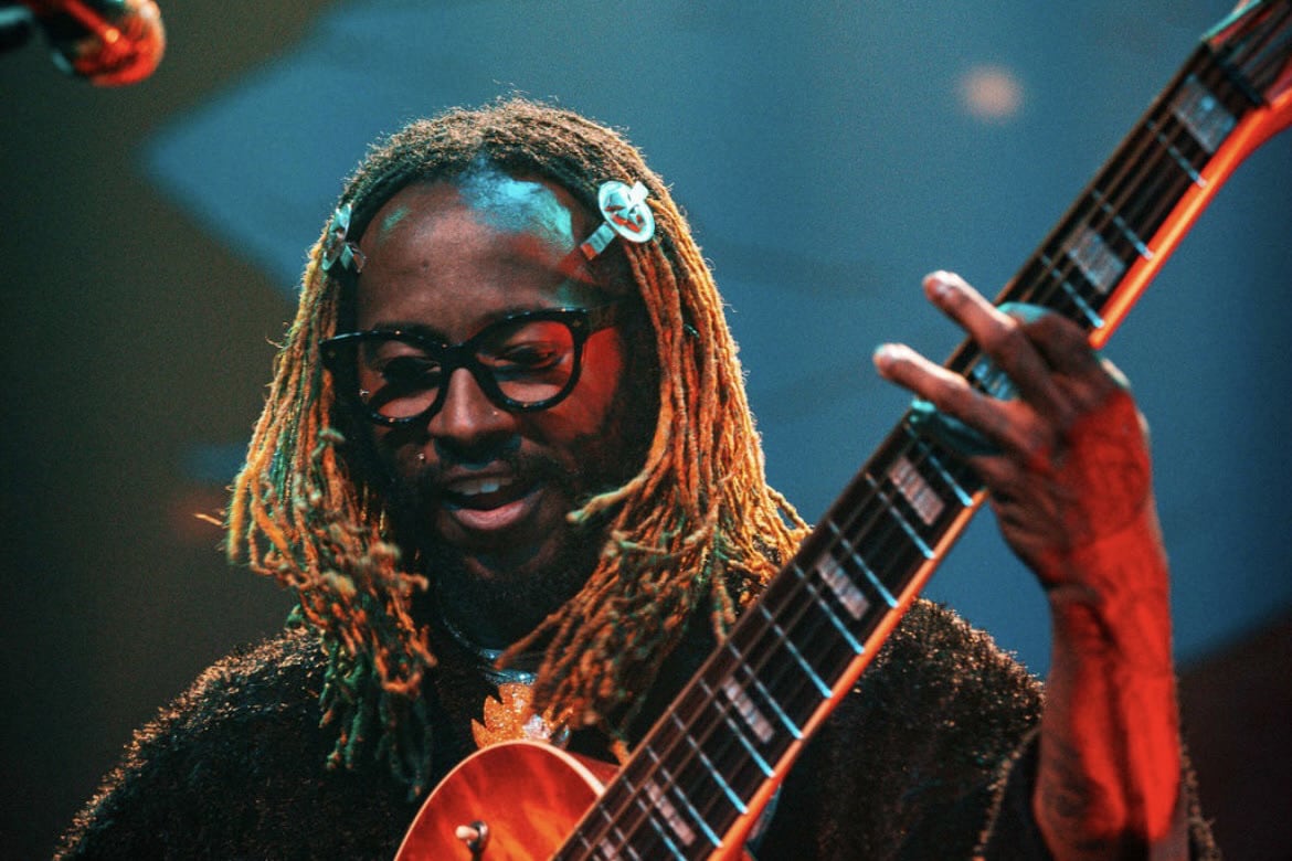 Stephen Lee Bruner, más conocido como  Thundercat. 