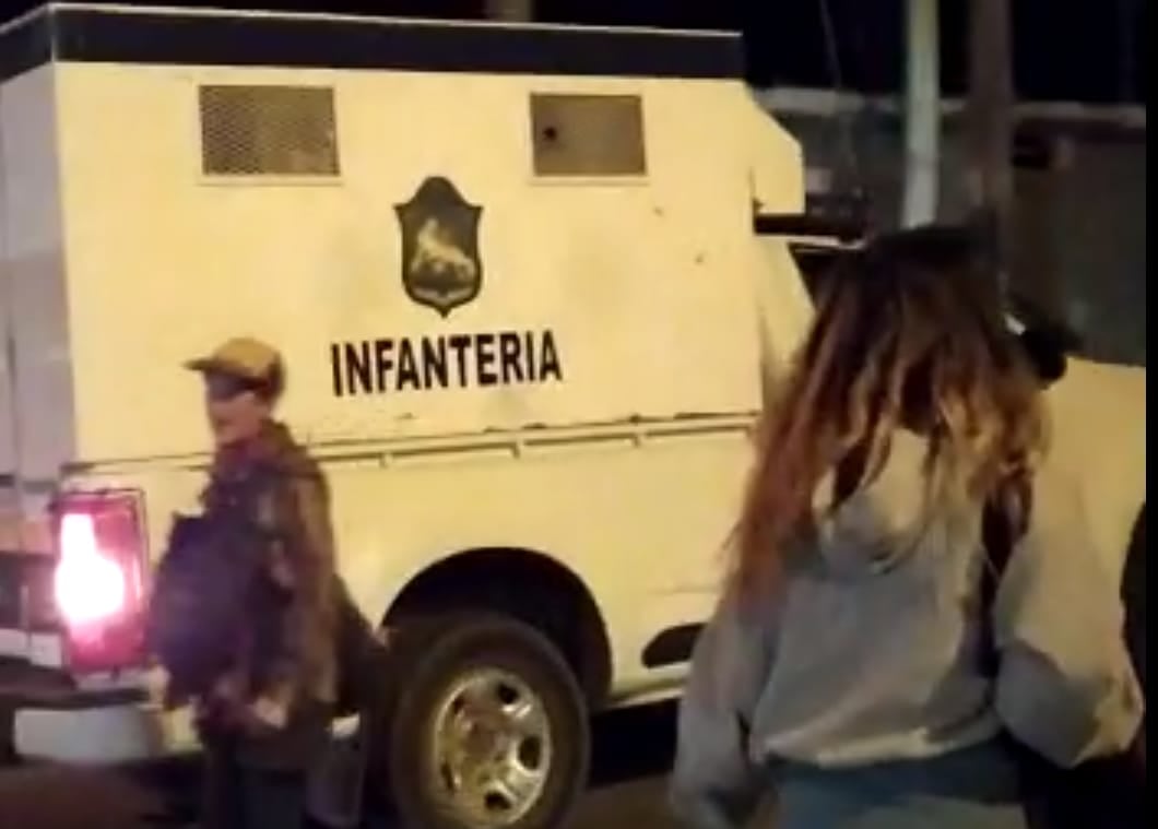 Infantería se lleva a un grupo de personas a la salida del recital
