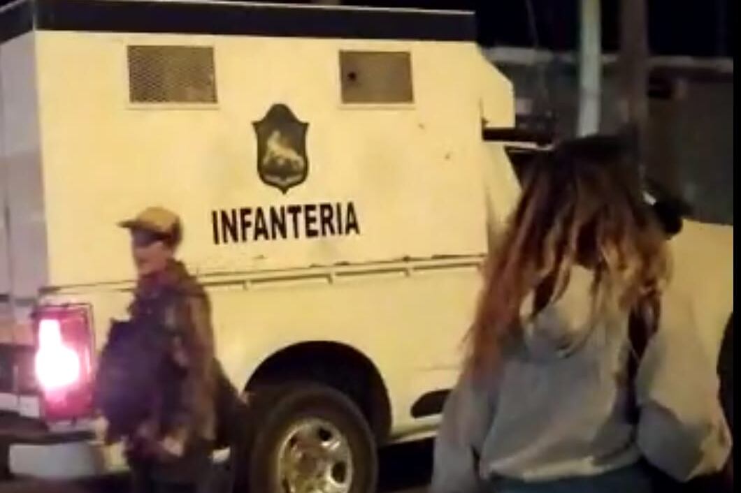 Infantería se lleva a un grupo de personas a la salida del recital