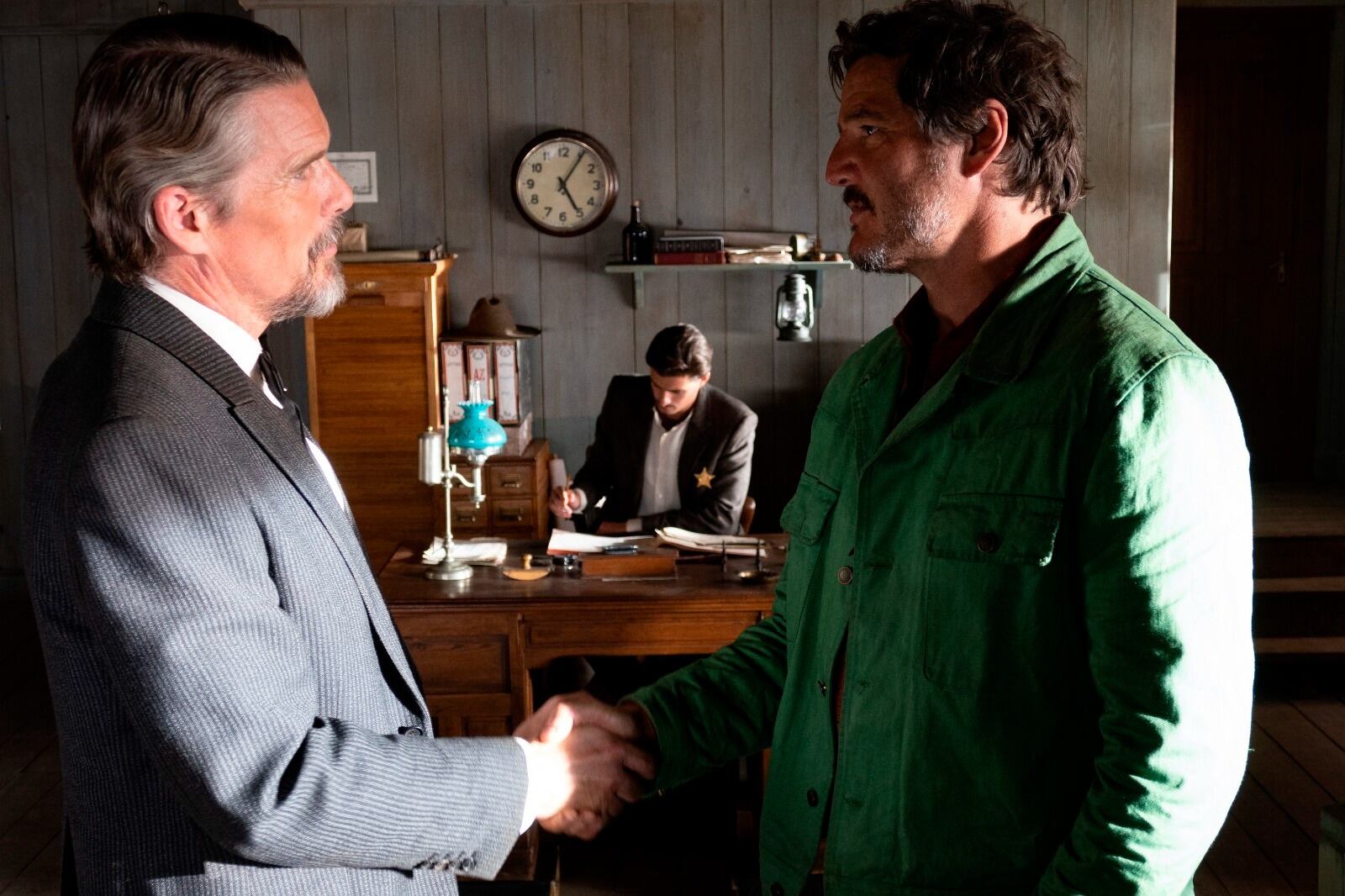 Ethan Hawke y Pedro Pascal en el mediometraje "Extraña forma de vida".