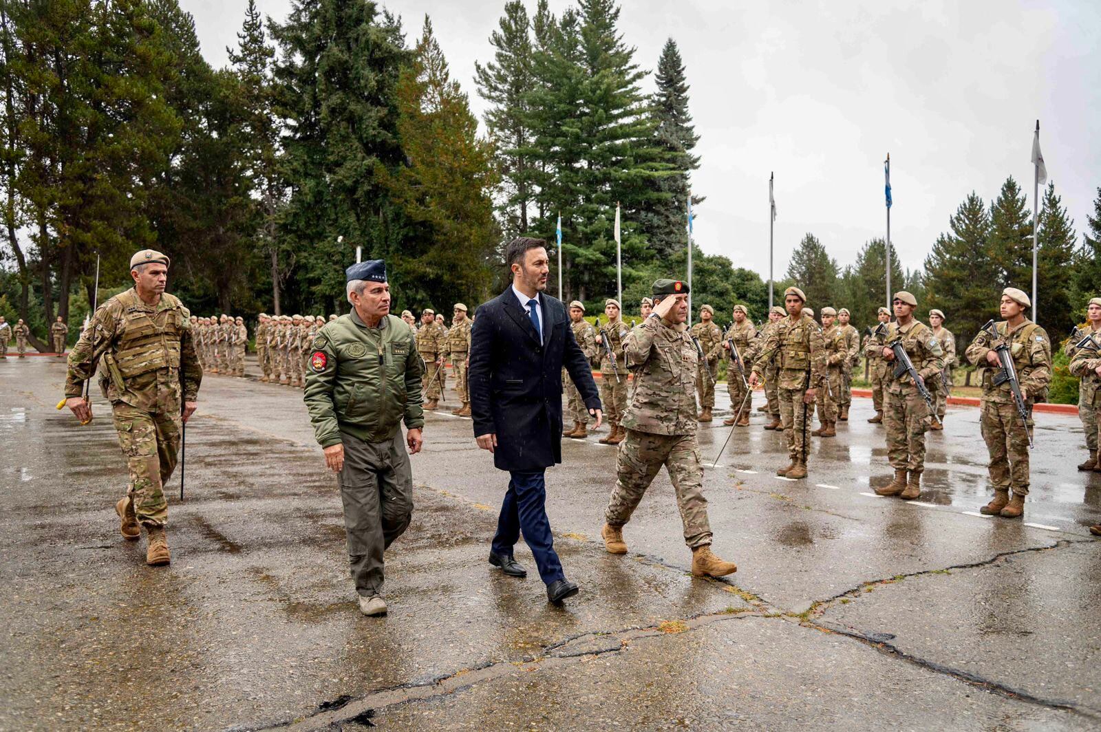 Luis Petri anunció beneficios bancarios para el Ministerio de Defensa, de cara a las elecciones de octubre