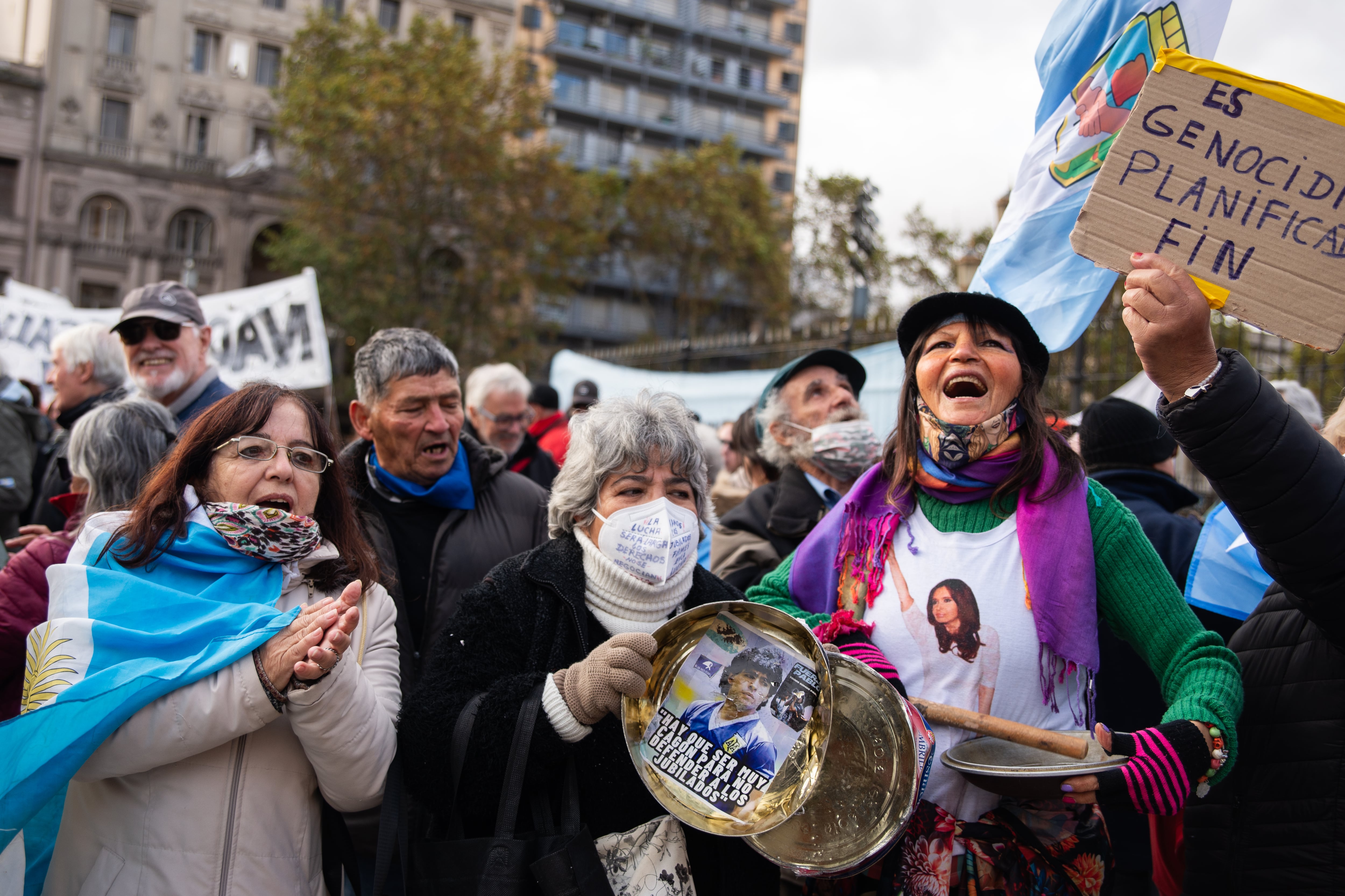 Protesta de jubiladas y jubilados frente al Congreso vallado por el Gobierno Nacional.