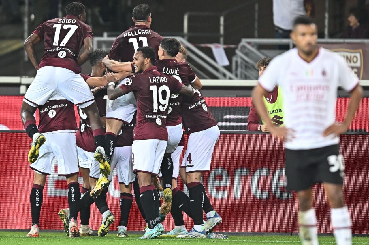 Djidji, abrazado por sus compañeros de Torino, marcó el primero ante Milan