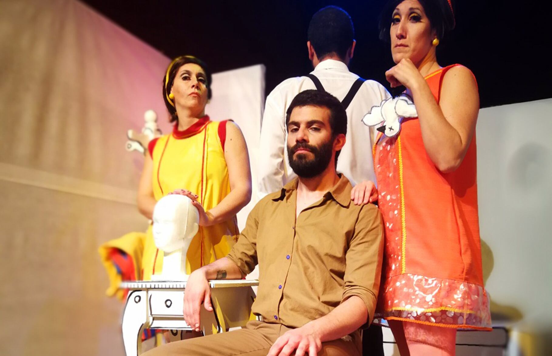 La obra encara con humor las visicitudes de estas fanáticas por recuperar un retazo de su pasado.