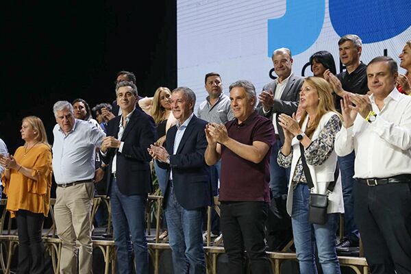 El gobernador cordobés junto a su tropa, en el cierre de campaña de las elecciones generales.