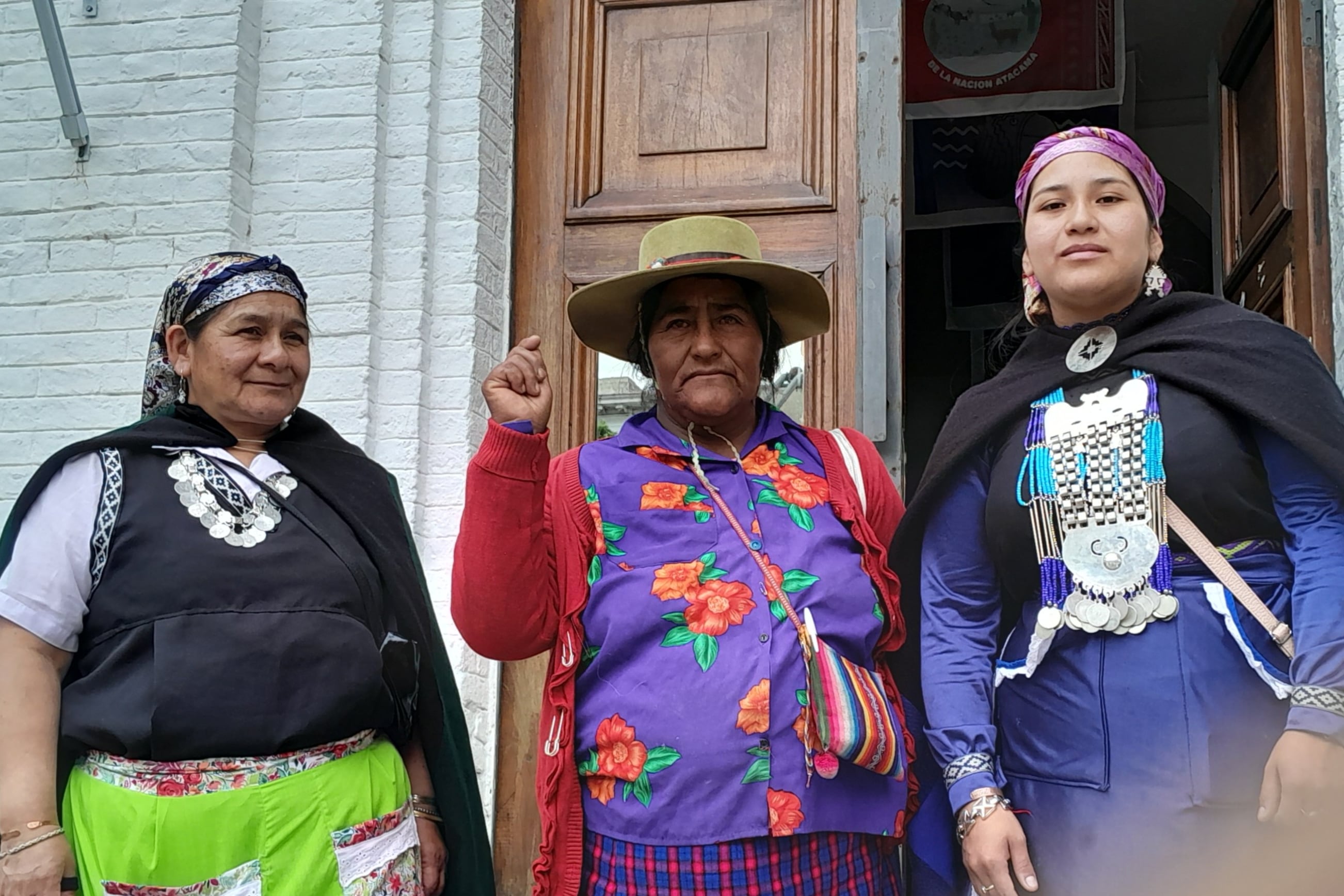 La Machi Betiana, María Nahuel junto a Aurora, del Tercer Malón de la Paz, en la puerta del INAI