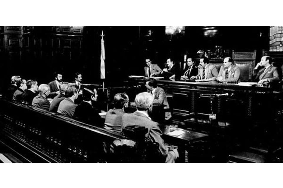 Foto histórica del juicio, con los jueces en el estrado, los jefes militares enfrente y la Fiscalía al fondo.