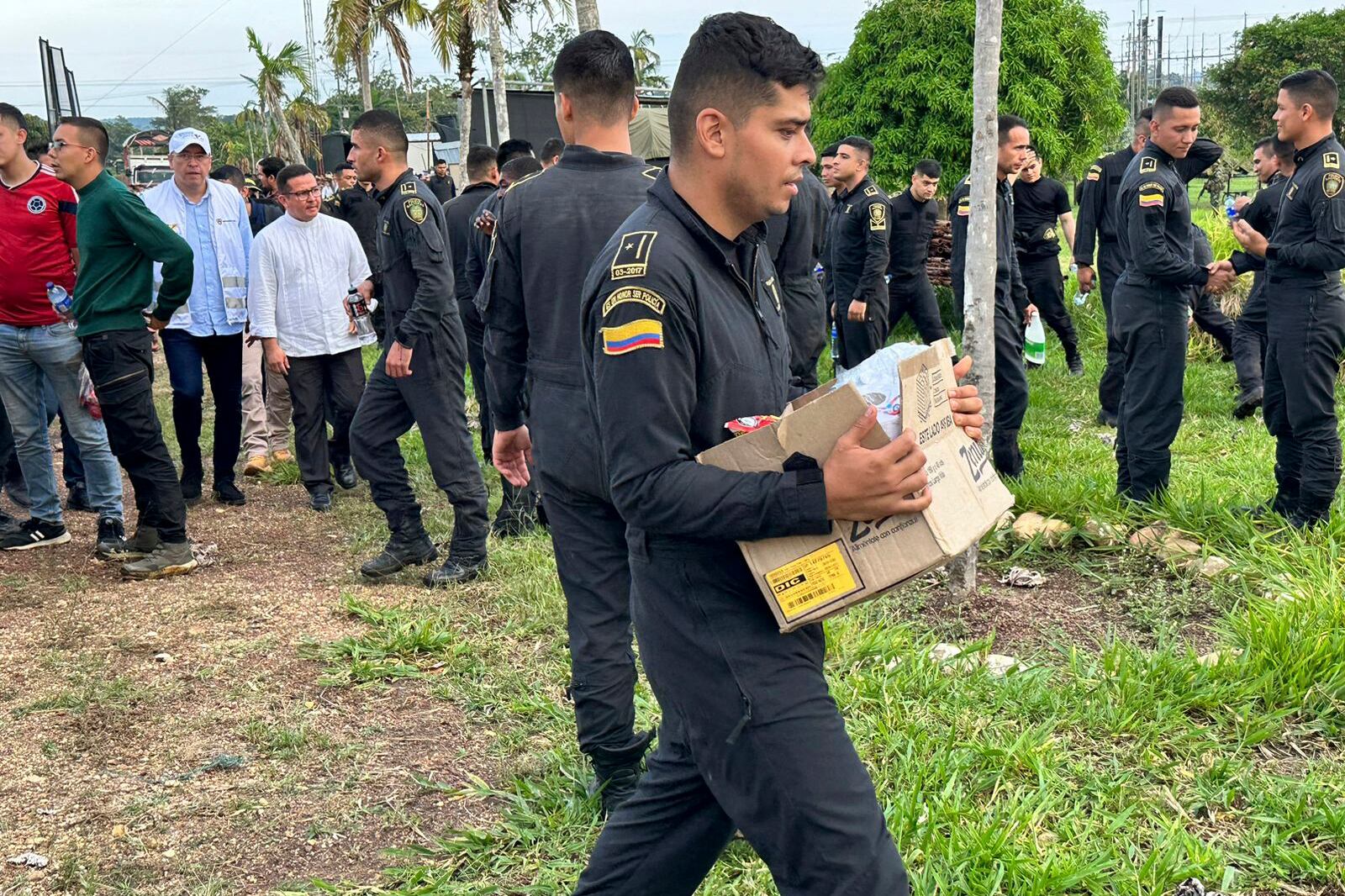 Policías colombianos después de ser liberados por los campesinos.