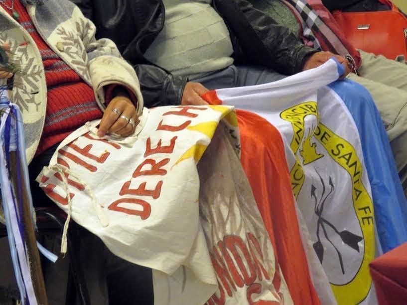 El escudo debería tener las dos flechas apuntando hacia el cielo.
