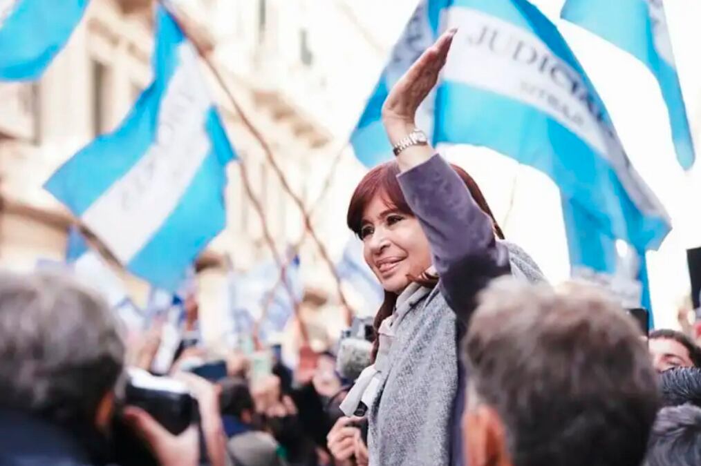 El saludo de Cristina Kirchner a la militancia tras su declaración en el juicio contra los responsables materiales de su atentado. 