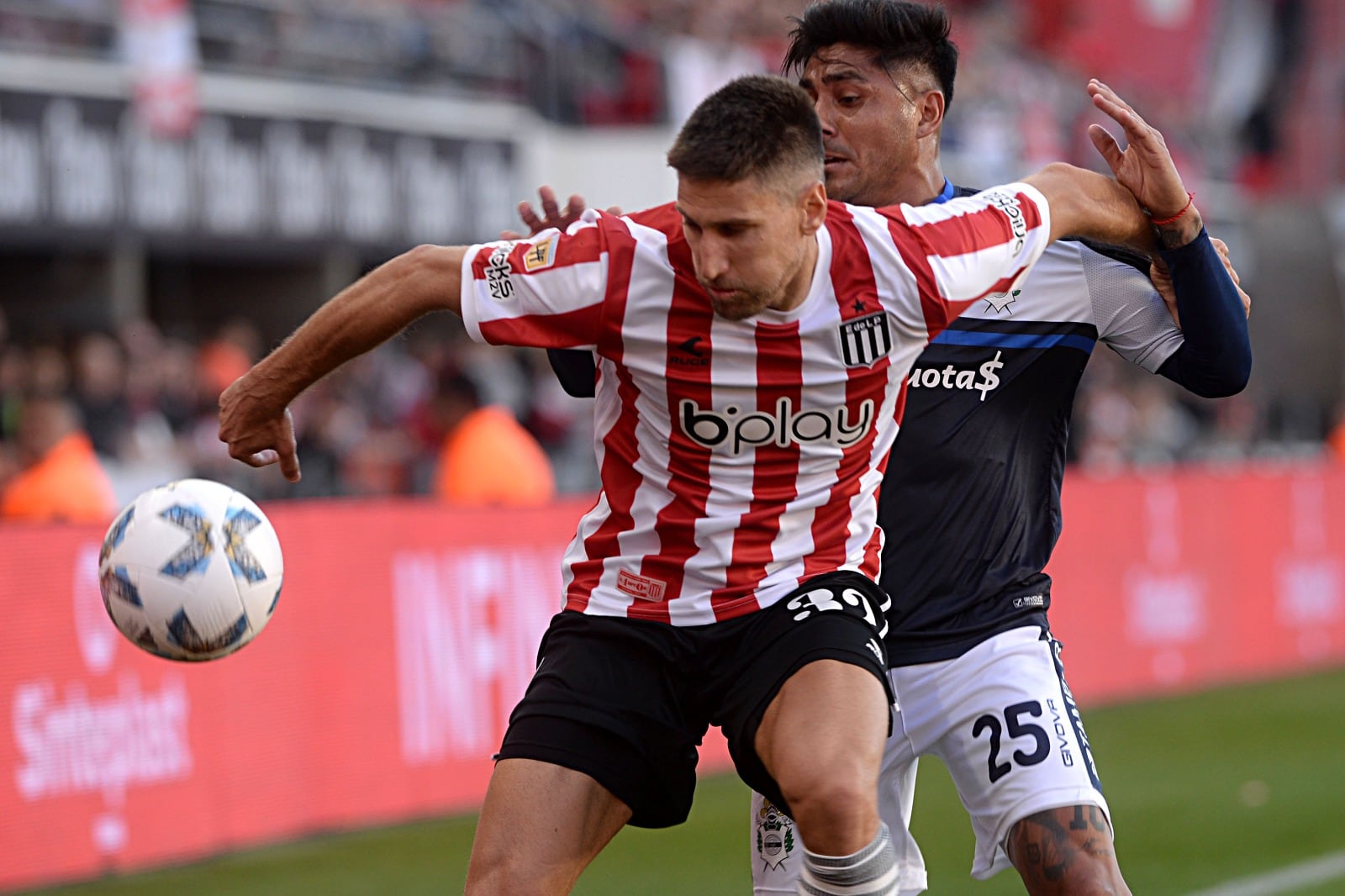 Fede Fernández lucha con Cristian Tarragona. En La Plata prevalecieron las defensas