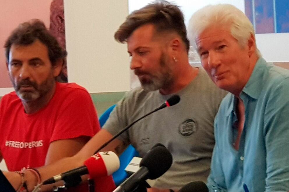 Richard Gere, cuando visitó el buque de Open Arms, que quedó anclado con 147 personas a bordo.