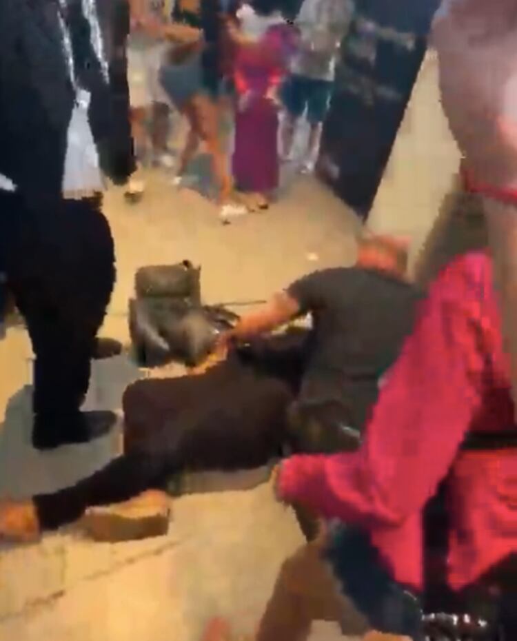 Una mujer es atendida en el suelo en medio de gritos y nerviosismo