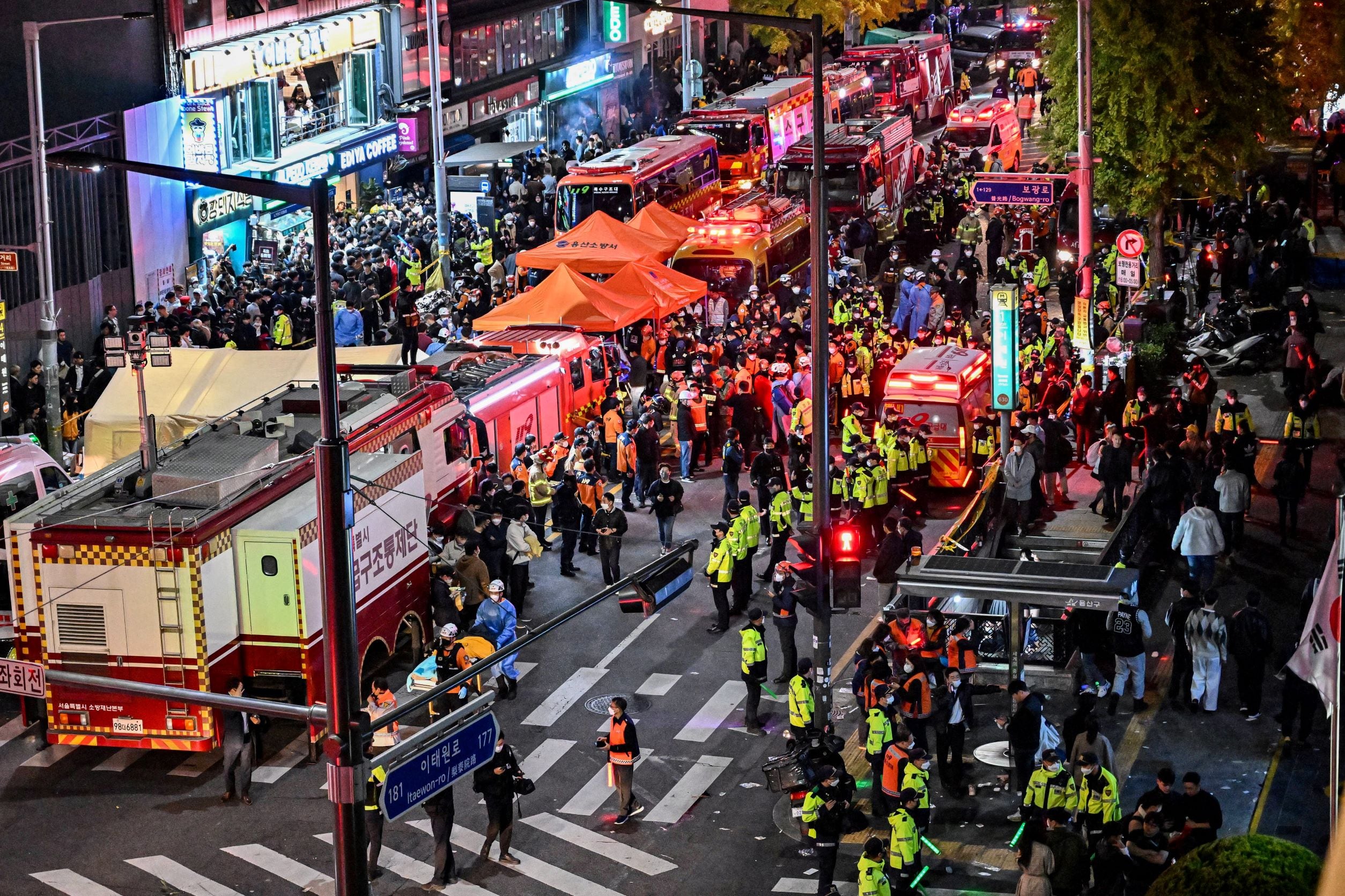 Equipos de primeros auxilios y ambulancias trabajando en el lugar del hecho, en el barrio de Itaewon (Foto: AFP).