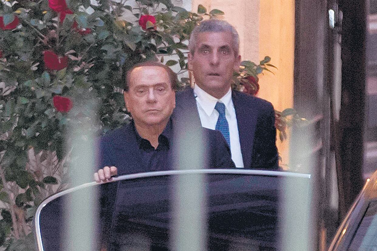 Berlusconi sale del Palazzo Grazioli, su residencia en Roma.