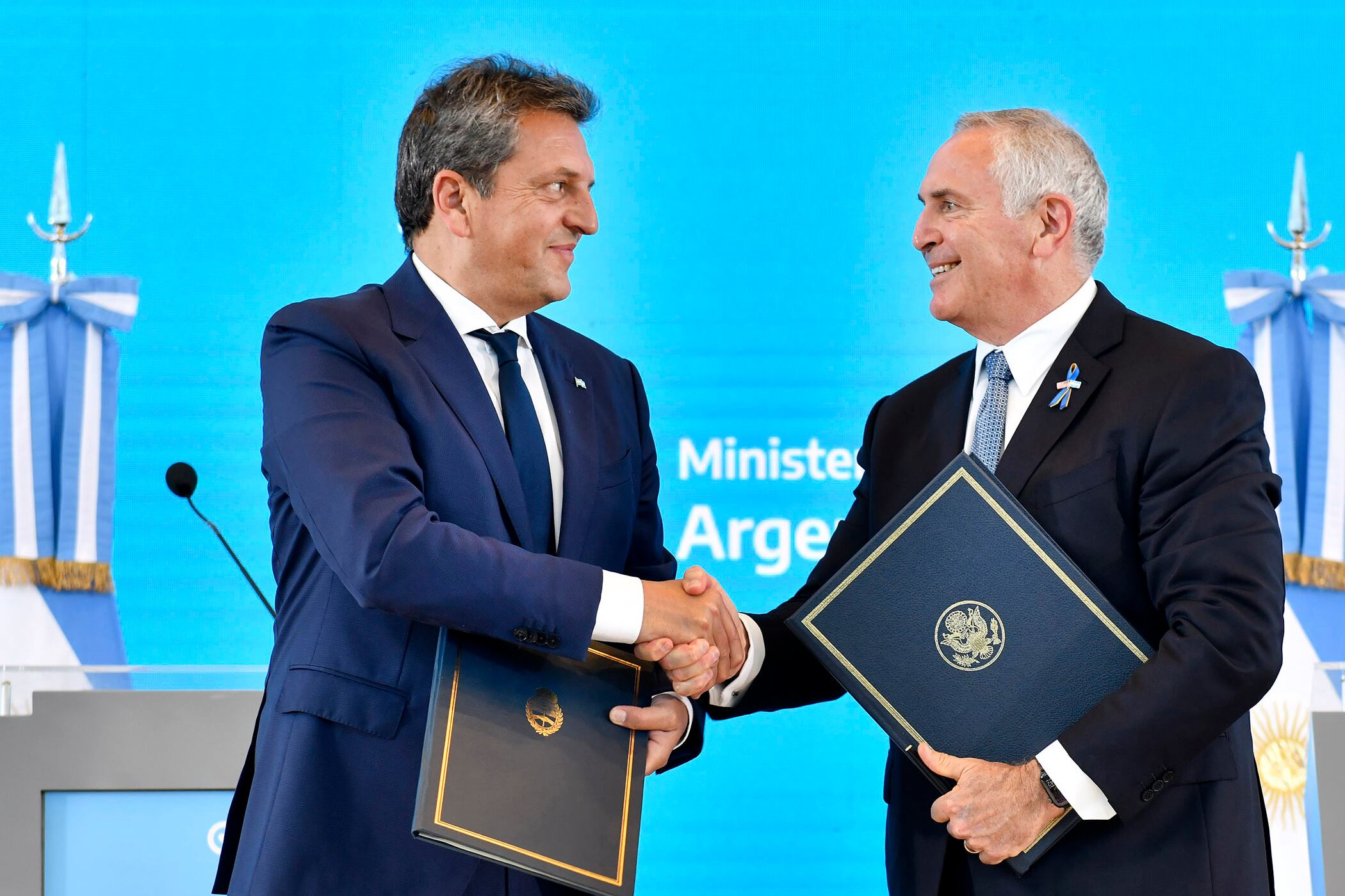 Sergio Massa y Marc Stanley, ministro argentino y embajador de EEUU, el día de la firma del acuerdo