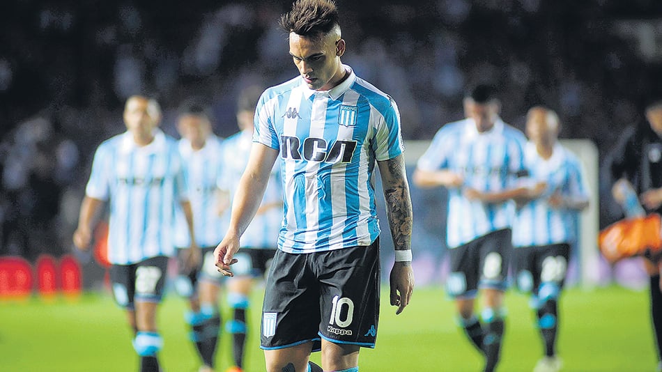 La frustración en el rostro de Lautaro Martínez, encabezando la hilera hacia los vestuarios.