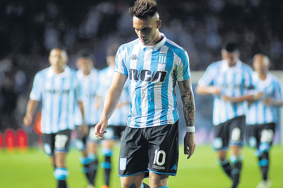 La frustración en el rostro de Lautaro Martínez, encabezando la hilera hacia los vestuarios.