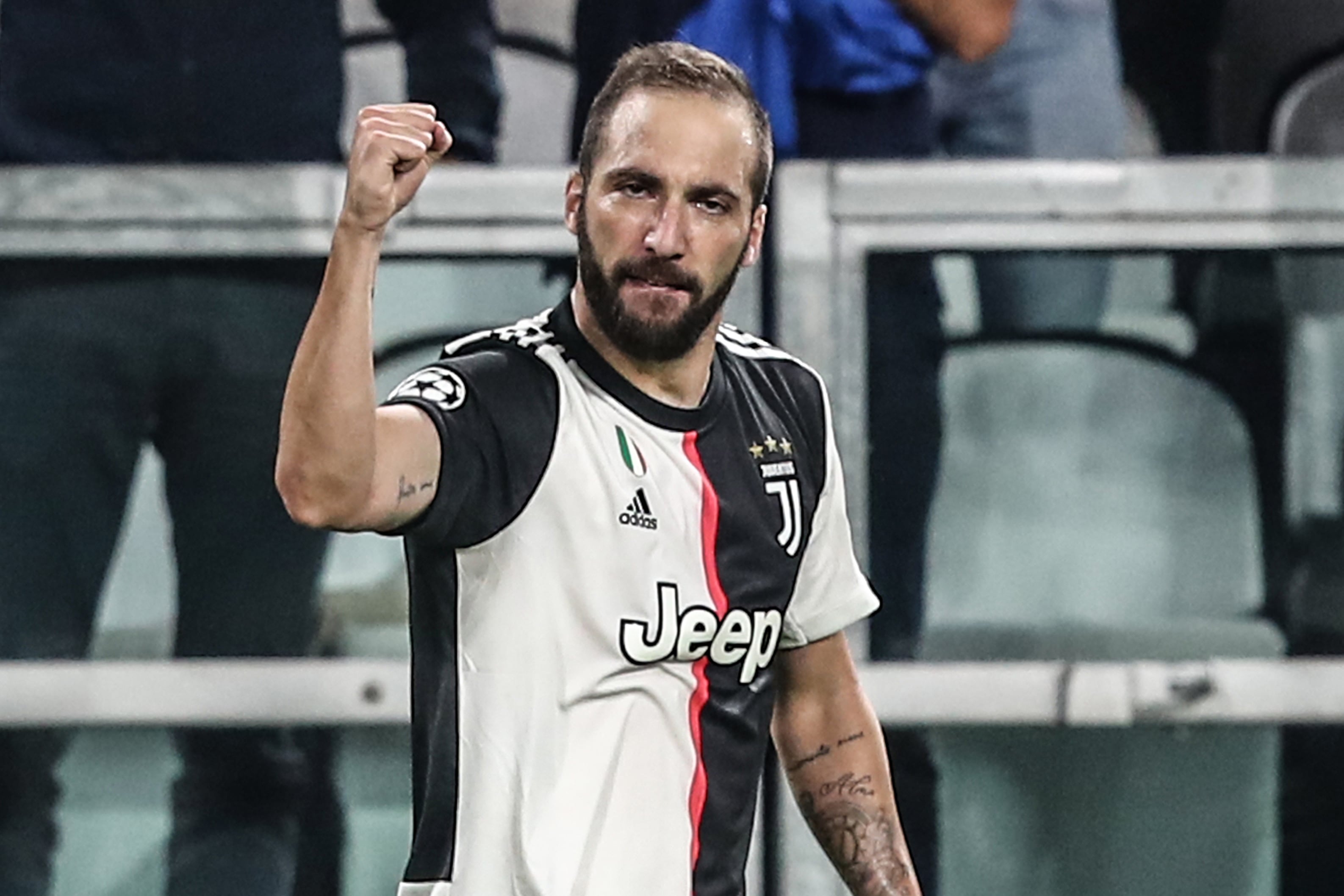 Higuaín celebra el primero de la Juventus.