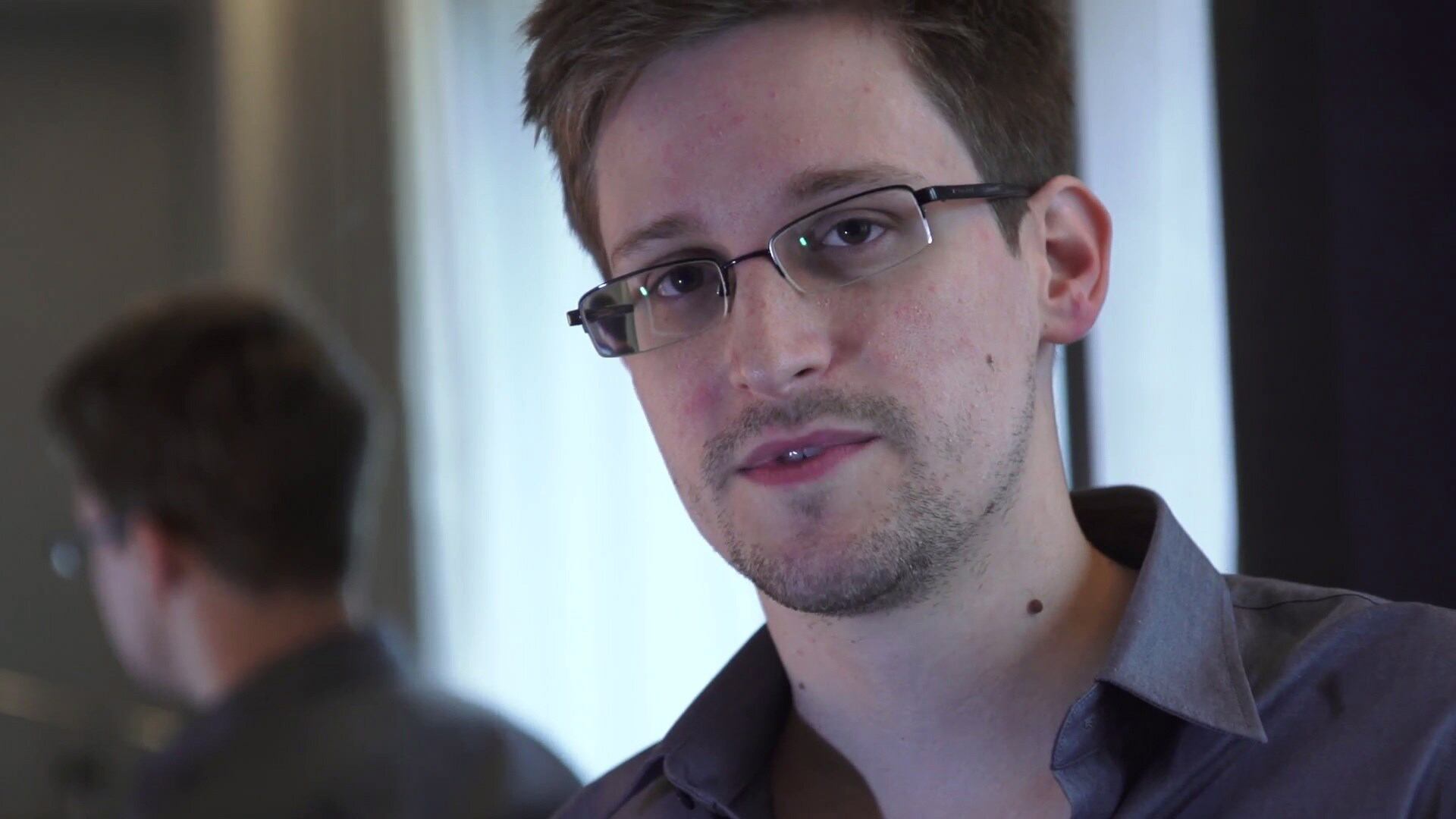 Snowden contestó que Vigilancia Permanente es "el libro que el gobierno no quiere que leas".