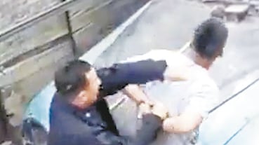 Imagen del video: uno de los golpes, en este caso en la cabeza.