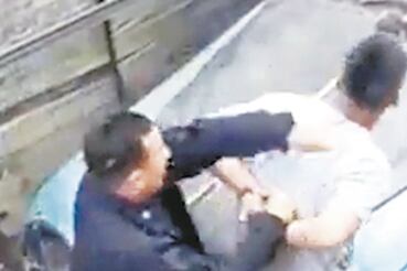 Imagen del video: uno de los golpes, en este caso en la cabeza.