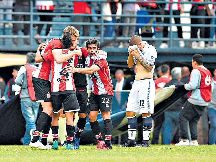 Estudiantes festeja el gol de Damonte.