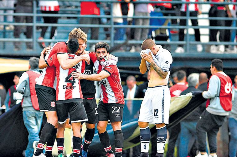 Estudiantes festeja el gol de Damonte.