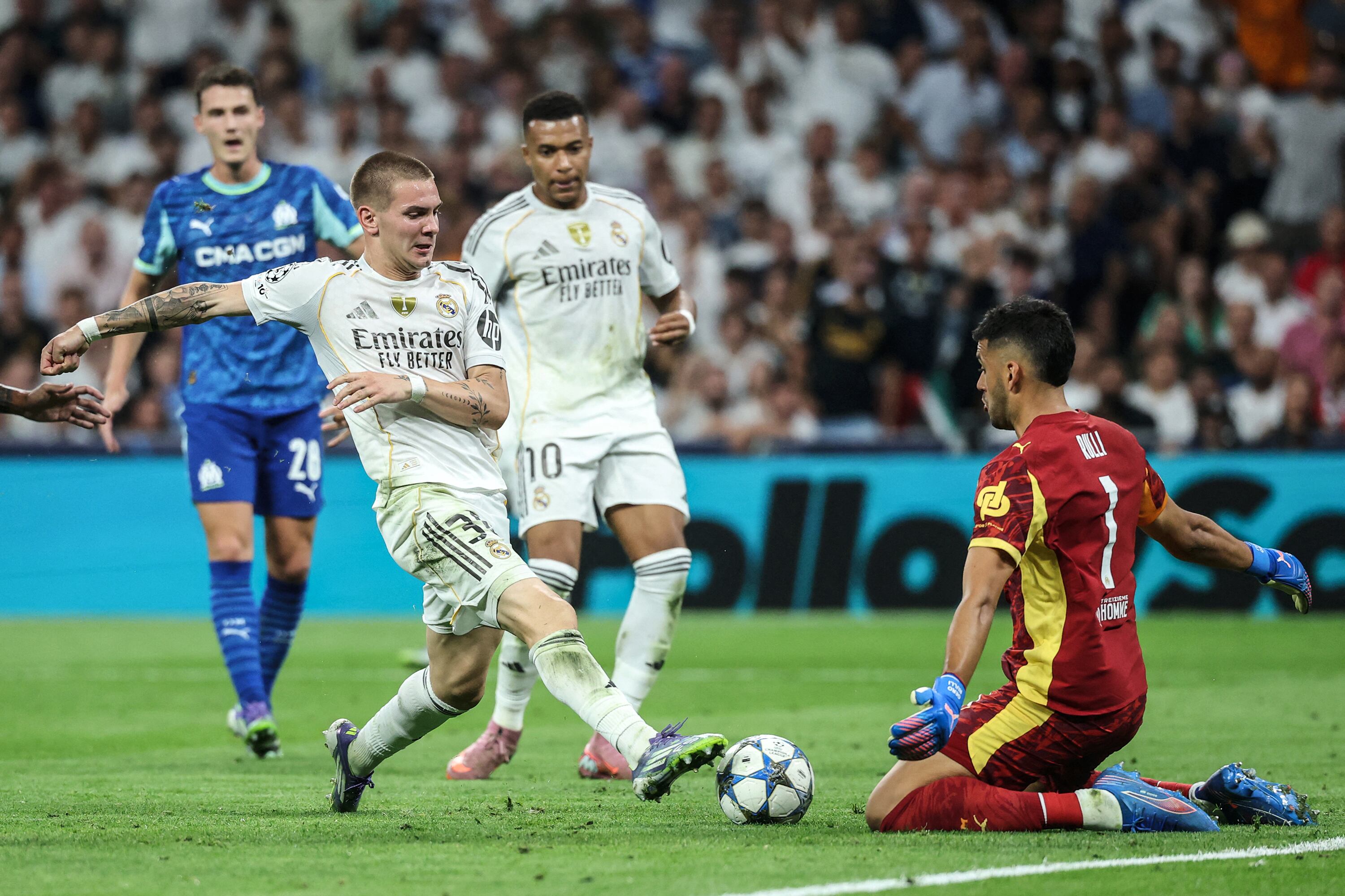 Mastantuono en un avance ante su compatriota Rulli