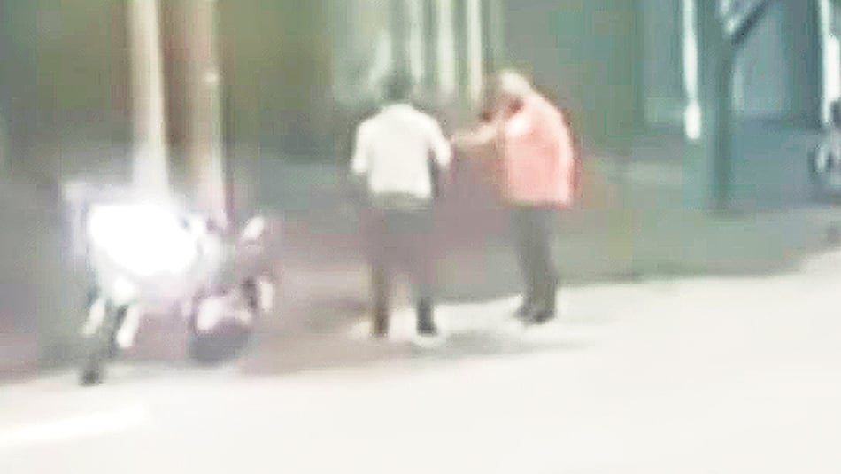 Imagen de una cámara de seguridad que muestra la moto propiedad de la víctima.