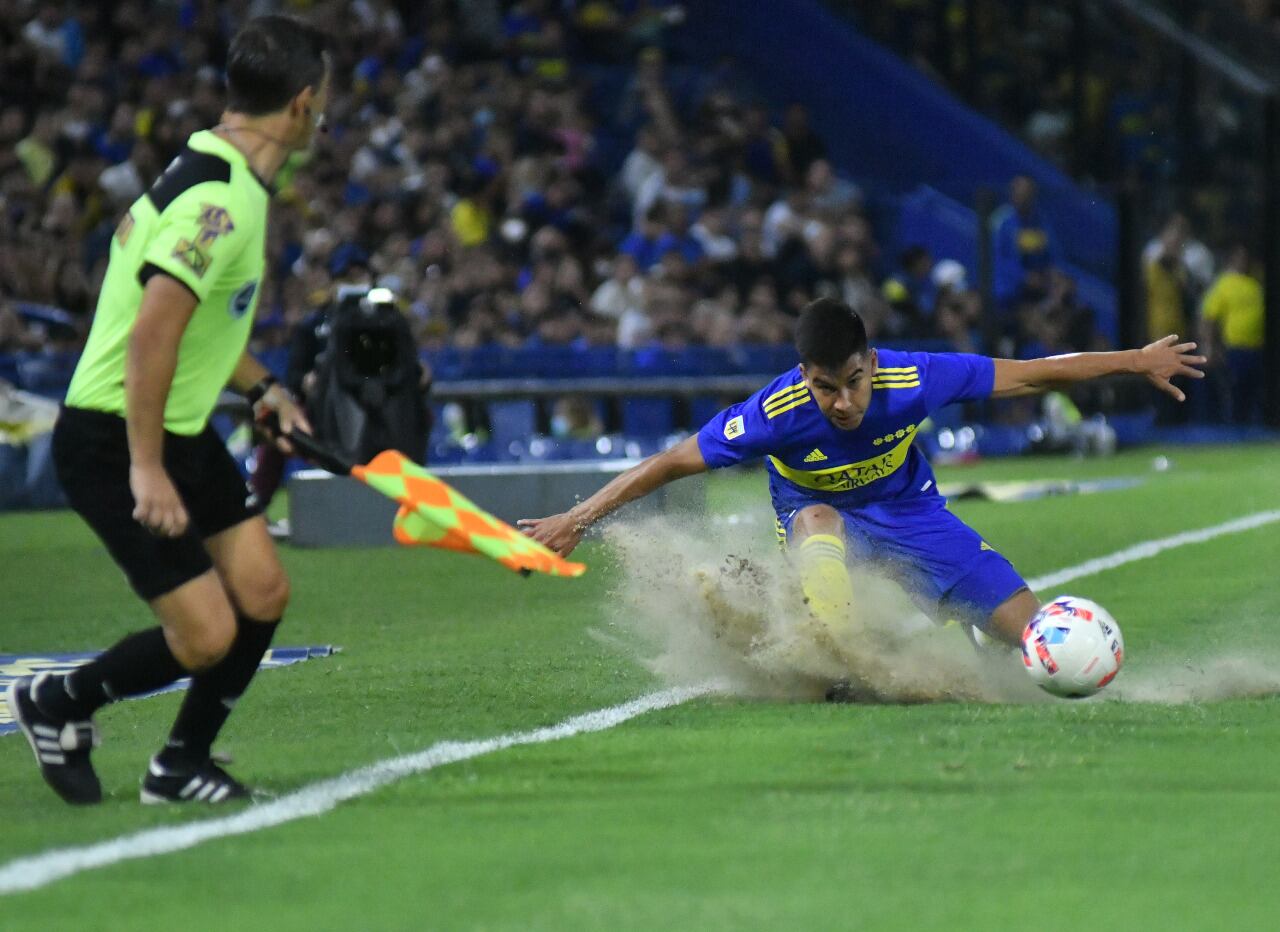 Pol Fernández levanta arena en un maltrecho césped de la Bombonera