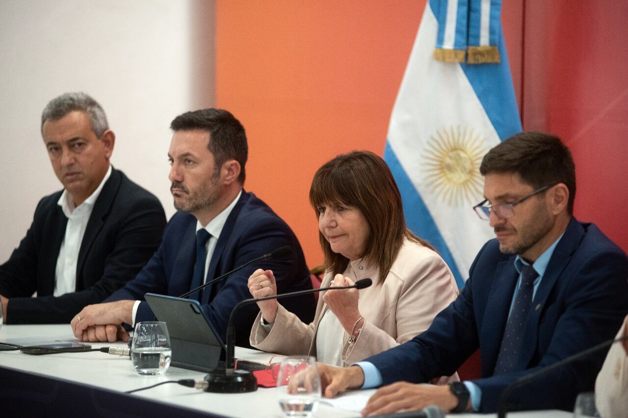 Pablo Javkin, Luis Petri, Patricia Bullrich y Maximiliano Pullaro compartieron el anuncio de las medidas.
