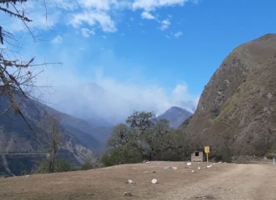 Al fondo, el humo de la quemazón en la montaña