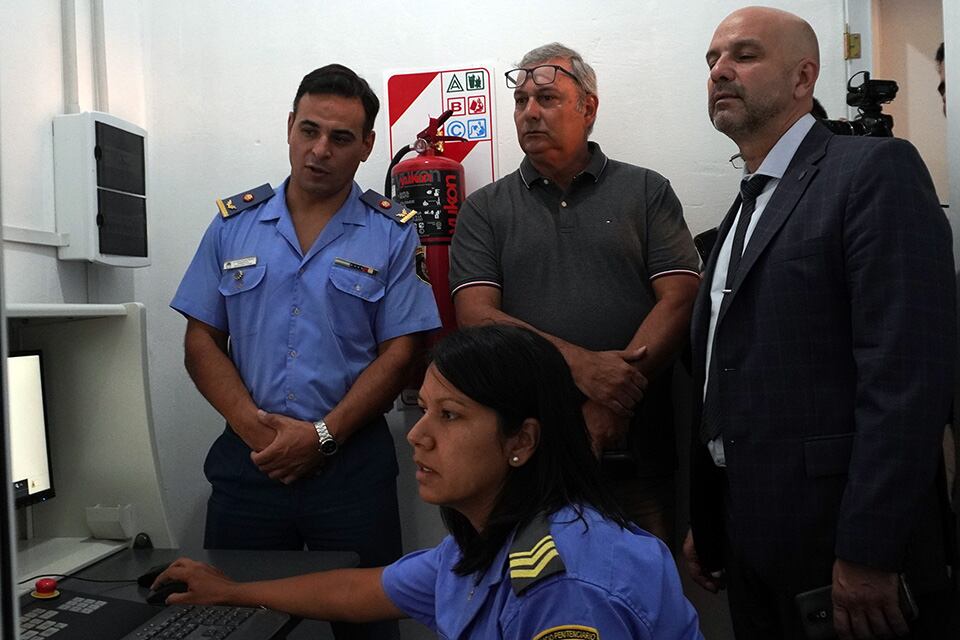 El ministro Brilloni estuvo en la prueba de la tecnología de control de ingresos.