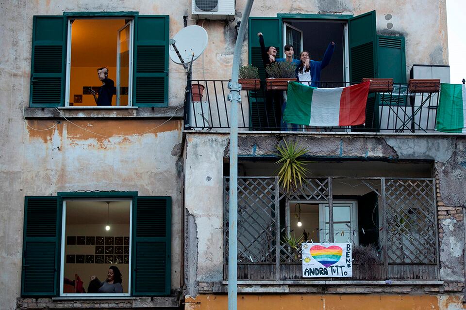 Los italianos confinados en sus casas le cantan a la vida