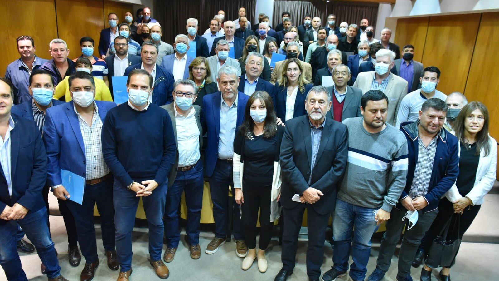 Jorge Ferraresi con funcionarios y vecinos beneficiarios